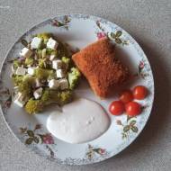 Krokiet i sałatka oraz sos czosnkowy