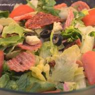 Sałatka z suszonym pomidorem, salami, oliwką i pleśniowym serem / Salad with dried tomatoes, salami, olives and blue cheese