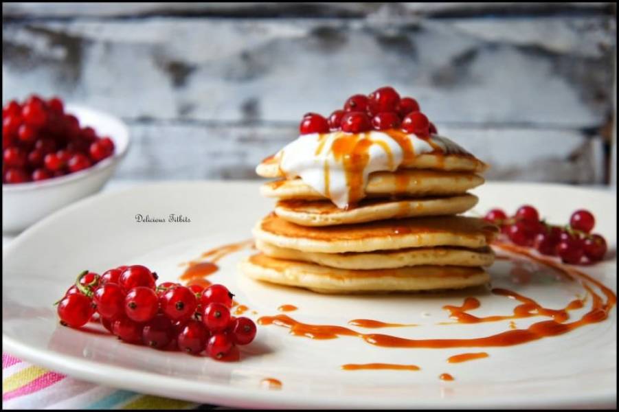 Pancakesy z karmelem i czerwonymi porzeczkami / Pancakes with caramel and redcurrants