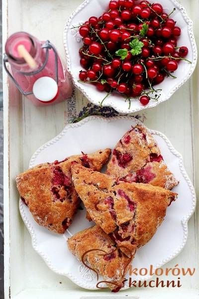 Razowe scones z porzeczkami