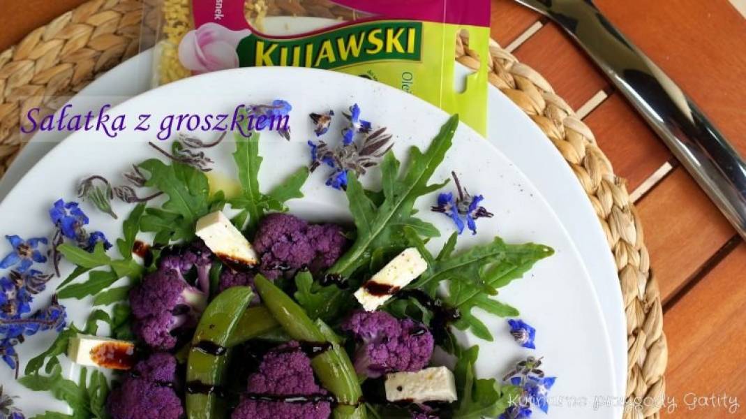 Sałatka z groszkiem cukrowym, fioletowym kalafiorem i kwiatami ogórecznika
