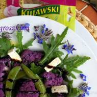 Sałatka z groszkiem cukrowym, fioletowym kalafiorem i kwiatami ogórecznika