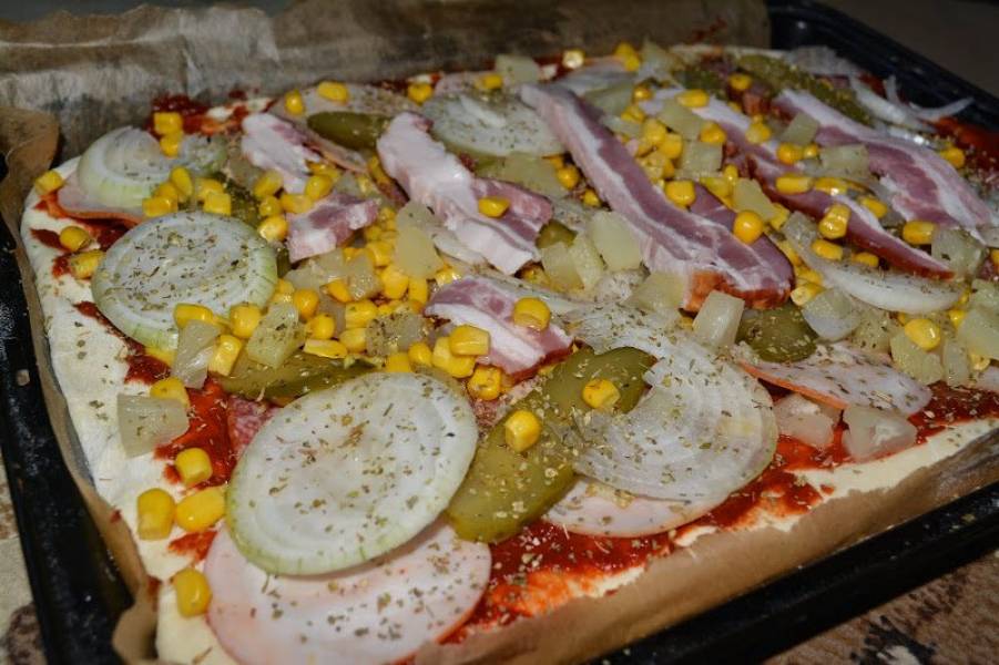 Domowa pizza na cienkim spodzie