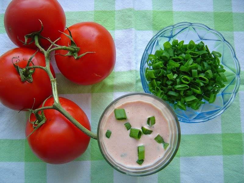 Koktajl jogurtowo-pomidorowy ze szczypiorkiem.