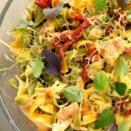 Tagliatelle z kurczakiem i suszonymi pomidorami w sosie śmietanowym