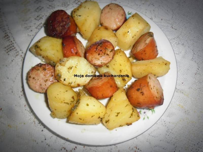Młode ziemniaki pieczone z kiełbasą