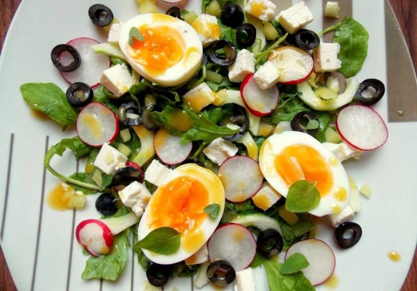 Sałatka z jajem, oliwkami, rzodkiewką i miodowo- musztardowym dressingiem