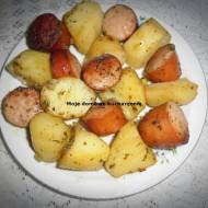 Młode ziemniaki pieczone z kiełbasą