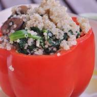 Papryka faszerowana quinoa i szpinakiem