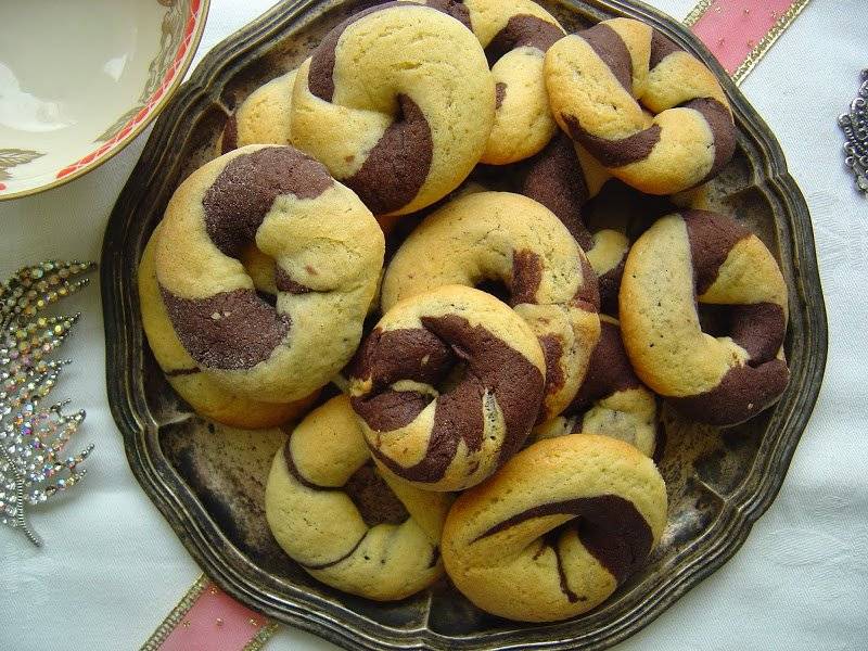 Włoskie, maślane ciasteczka waniliowo-kakaowe.