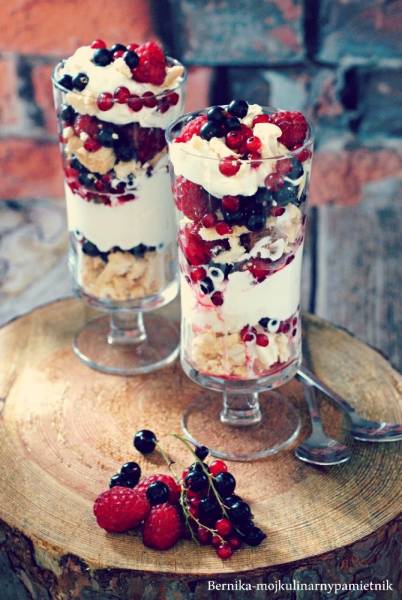 Eton mess z owocami leśnymi