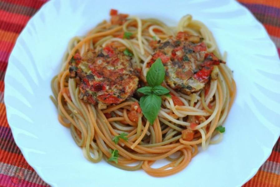 Spaghetti z pomidorami i kotlecikami warzywnymi