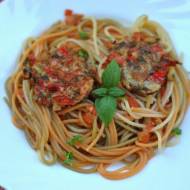 Spaghetti z pomidorami i kotlecikami warzywnymi