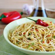 Spaghetti z czosnkiem, oliwą i peperoncino (Spaghetti alio olio e peperoncino)