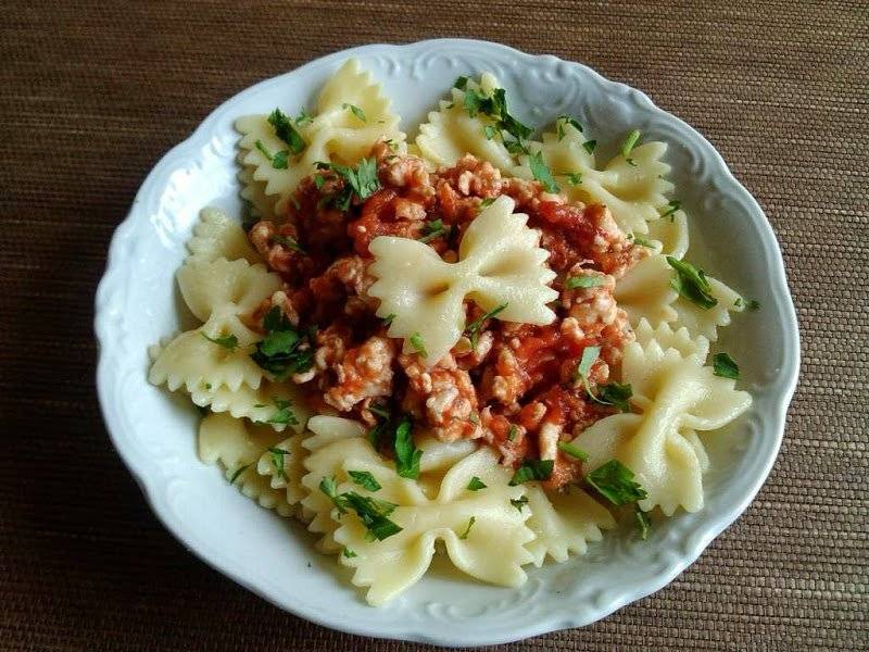 Farfalle z kurczakiem w pomidorach z oregano