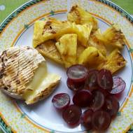 Grillowany camembert w towarzystwie owoców