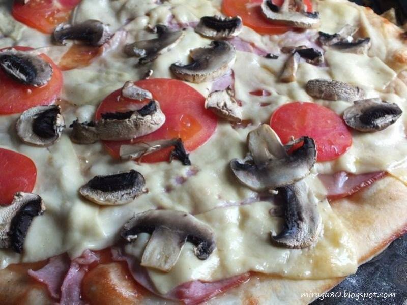 Pizza na cienkim cieście z pieczarkami i pomidorem