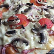 Pizza na cienkim cieście z pieczarkami i pomidorem