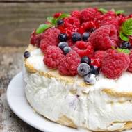 Lodowy tort z owoców leśnych