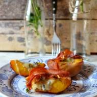Brzoskwinia zapiekana z serem pleśniowym, tymiankiem i szynką prosciutto