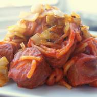 Kiełbasa nadziewana na makaron w sosie pomidorowym