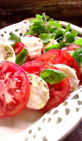 Smaki Włoch: pomidory z mozzarellą i bazylią