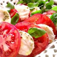 Smaki Włoch: pomidory z mozzarellą i bazylią