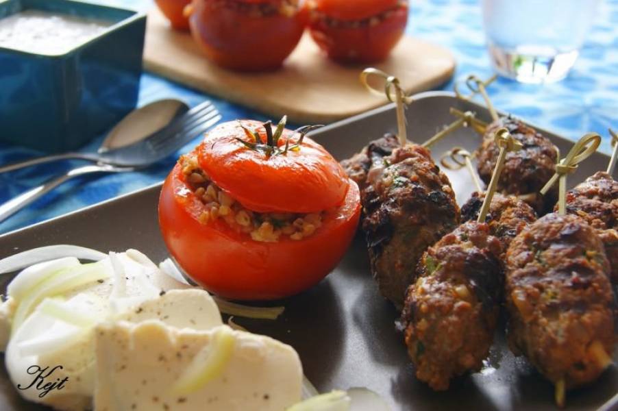 Mini kebaby z nadziewanymi pomidorami - Grecka uczta