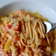 Spaghetti z cukinią i pomidorami w sosie śmietanowym