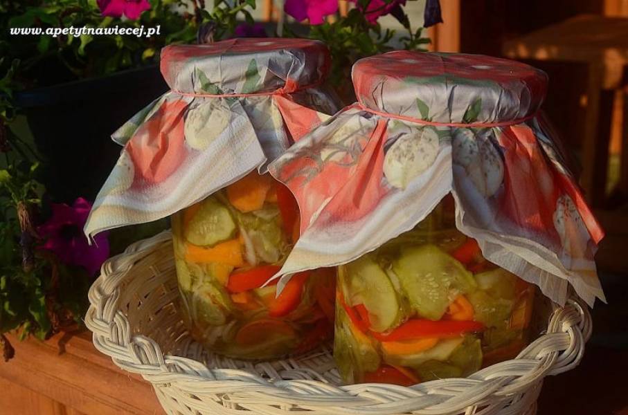 PRZETWORY - Sałatka z ogórków, marchewki i papryki wg przepisu Ewy Wachowicz