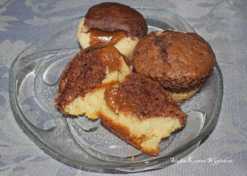 Dwukolorowe muffiny z nadzieniem toffi