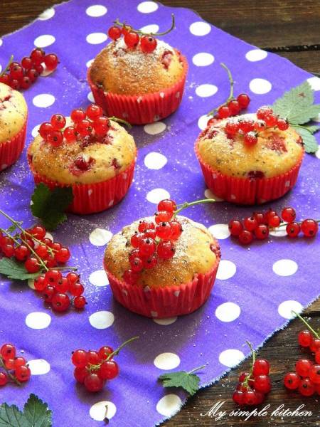 Muffinki z czerwonymi porzeczkami i makiem