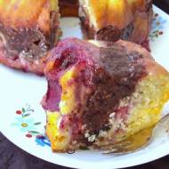 muffina-babka kokosowa nadziana budyniem czekoladowym i truskawkami...