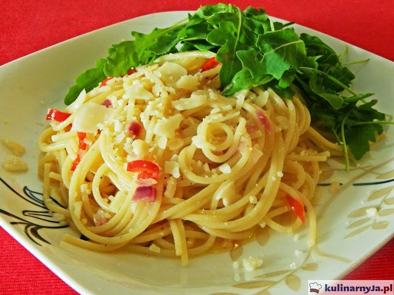 Spaghetti aglio e olio z peperoni i rukolą