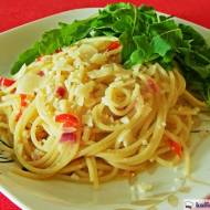 Spaghetti aglio e olio z peperoni i rukolą