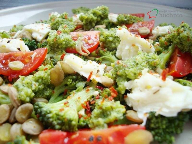 Brokułowe pesto na sałatce z zielonej soczewicy, mozzarelli i pomidorków