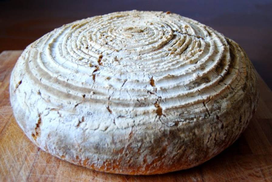 Chleb z trzeszczącą skórką na zakwasie