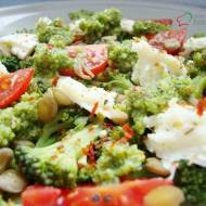 Brokułowe pesto na sałatce z zielonej soczewicy, mozzarelli i pomidorków