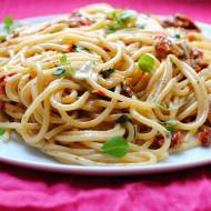 Spaghetti z suszonymi pomidorami i serem typu rokpol