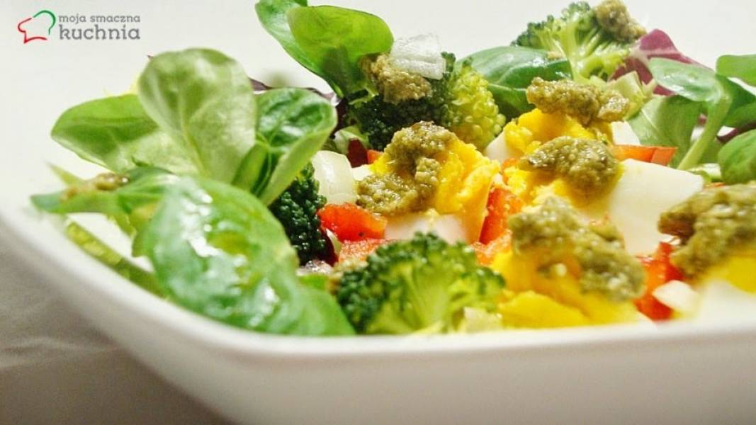 Bukiet sałat z brokułami i jajkiem z dodatkiem bazyliowego pesto
