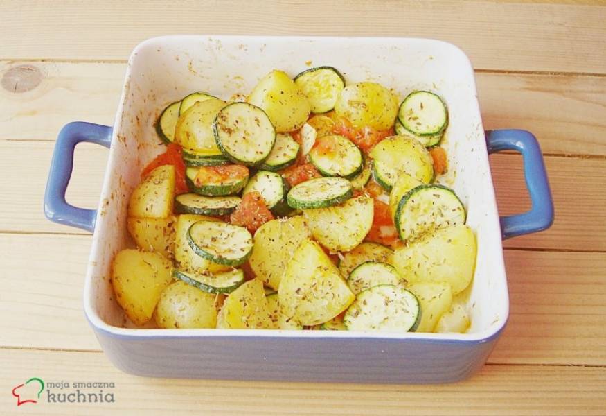 Młode ziemniaczki w mundurkach zapiekane z cukinią i pomidorem