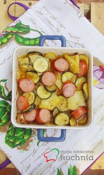 Pieczona kiełbasa z warzywami w oliwie z rozmarynem