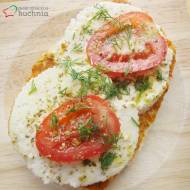Chrupiąca ciabatta z pesto rosso, serem Capri i pomidorkami z dodatkiem suszonego oregano, doskonałej oliwy z pierwszego tłoc