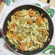 Mini penne z żółtą fasolką szparagową i cukinią w ziołach