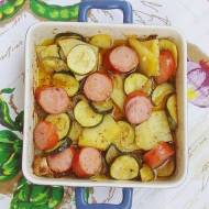 Pieczona kiełbasa z warzywami w oliwie z rozmarynem