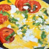 Śniadanie w 5 minut: Smażone jajka z pomidorami, fetą i bazylią