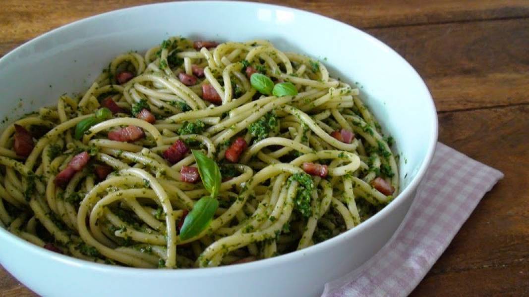 Spaghetti with pesto and bacon