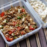 Lunchbox: Sałatka z kaszą gryczaną, mozzarellą i pomidorami