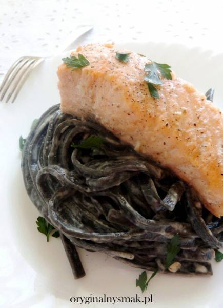Czarny makaron z łososiem (tagliatelle al nero di seppia con salmone)