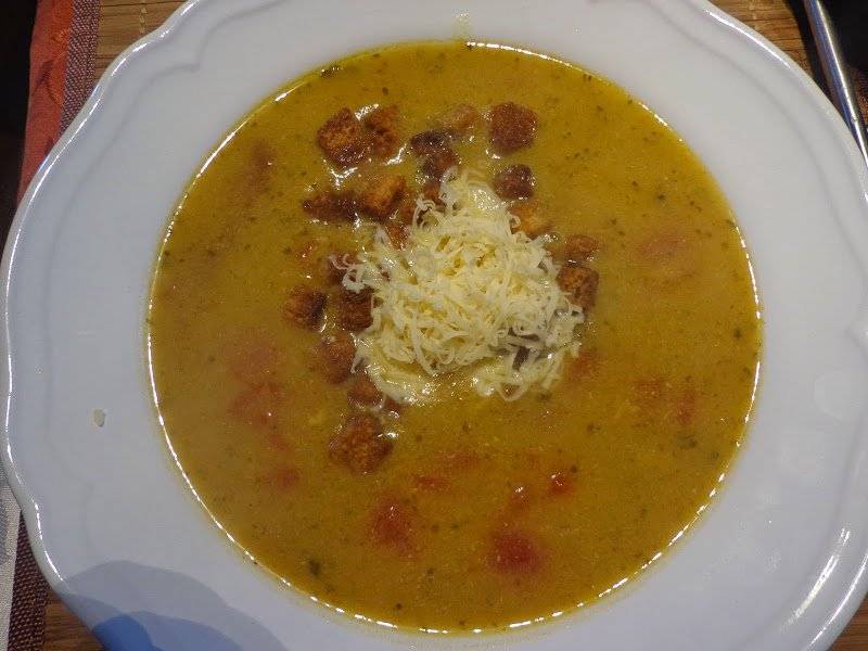 Zupa z cukinii z pesto i pomidorami